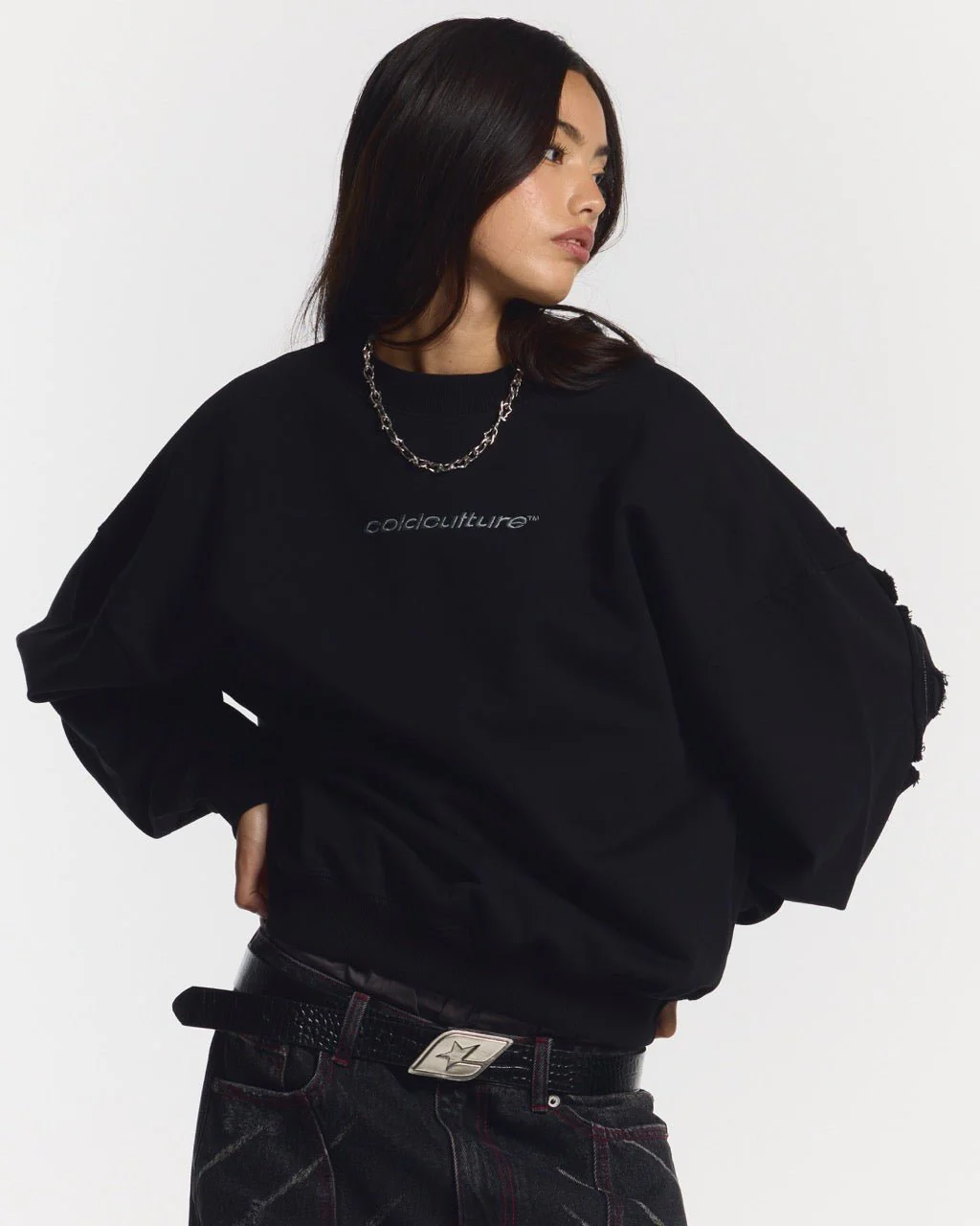 DISTRESS CURVED CREWNECK BLACK - Image 6