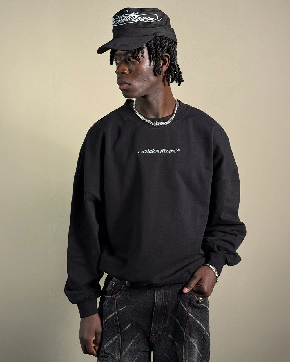 DISTRESS CURVED CREWNECK BLACK - Image 7