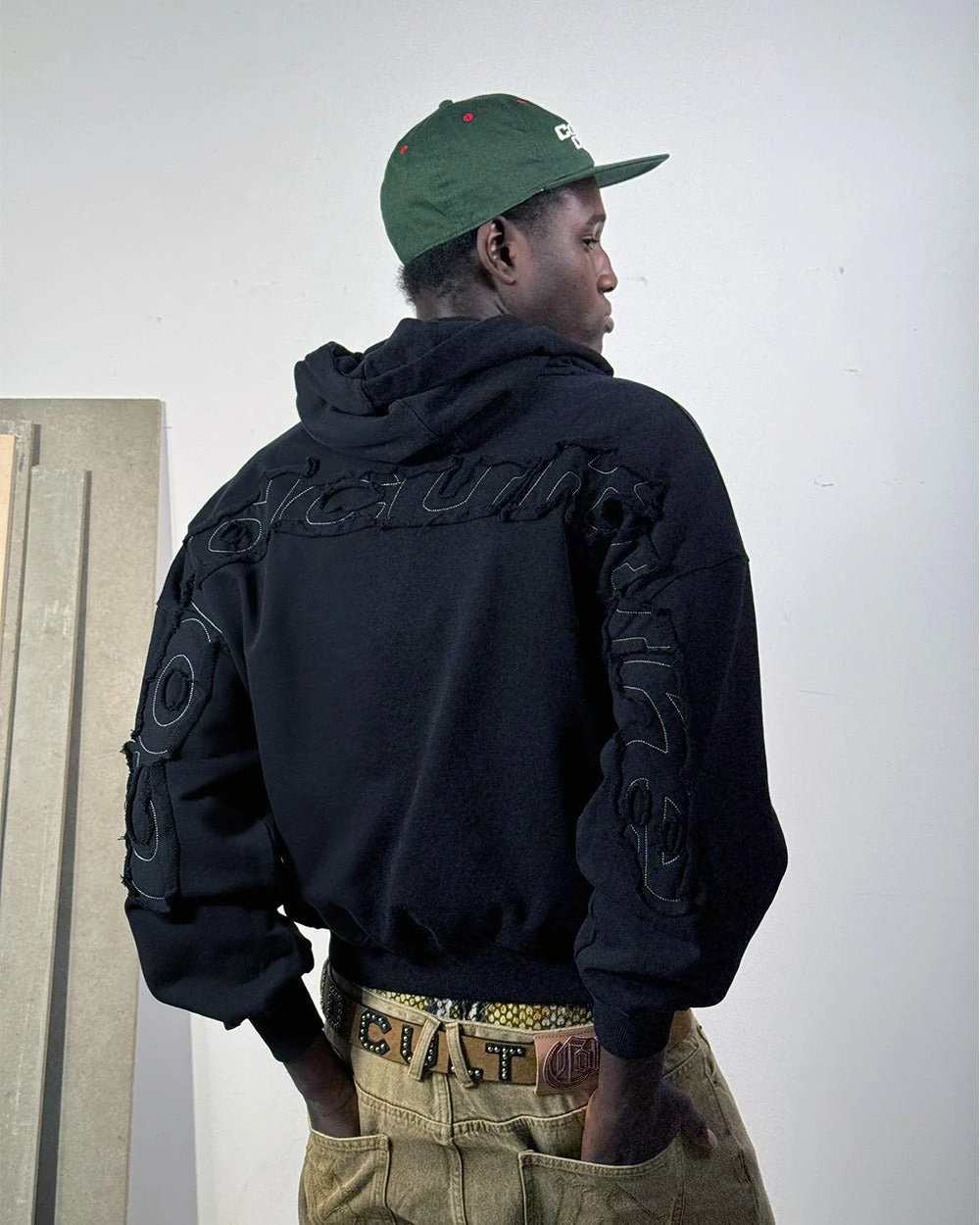 DISTRESS CURVED HOODIE BLACK - Image 7