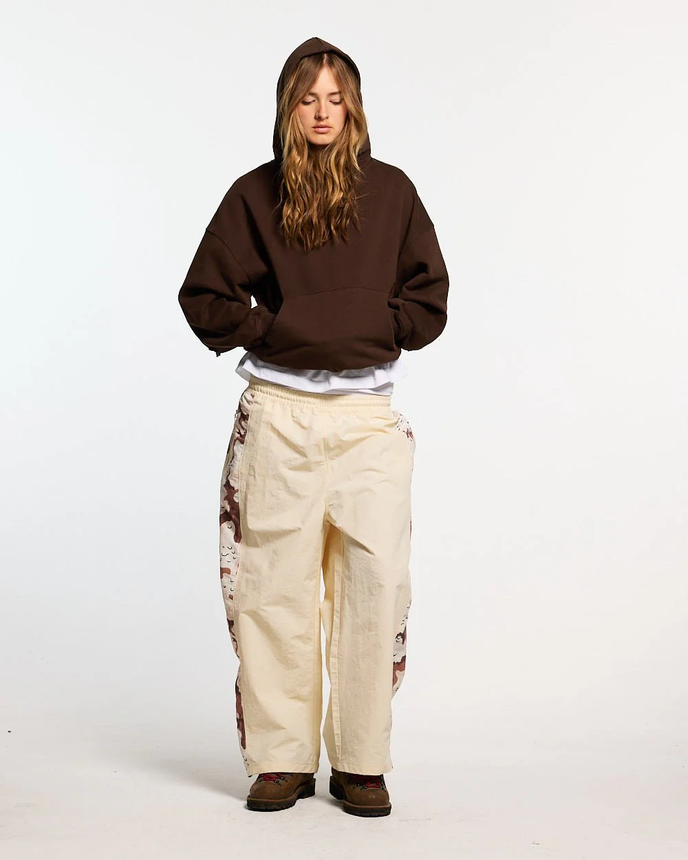 DISTRESS CURVED HOODIE BROWN - Image 5