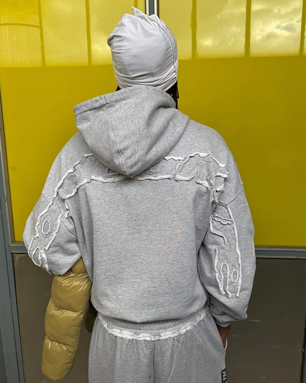 DISTRESS CURVED HOODIE LIGHT GREY - Image 7
