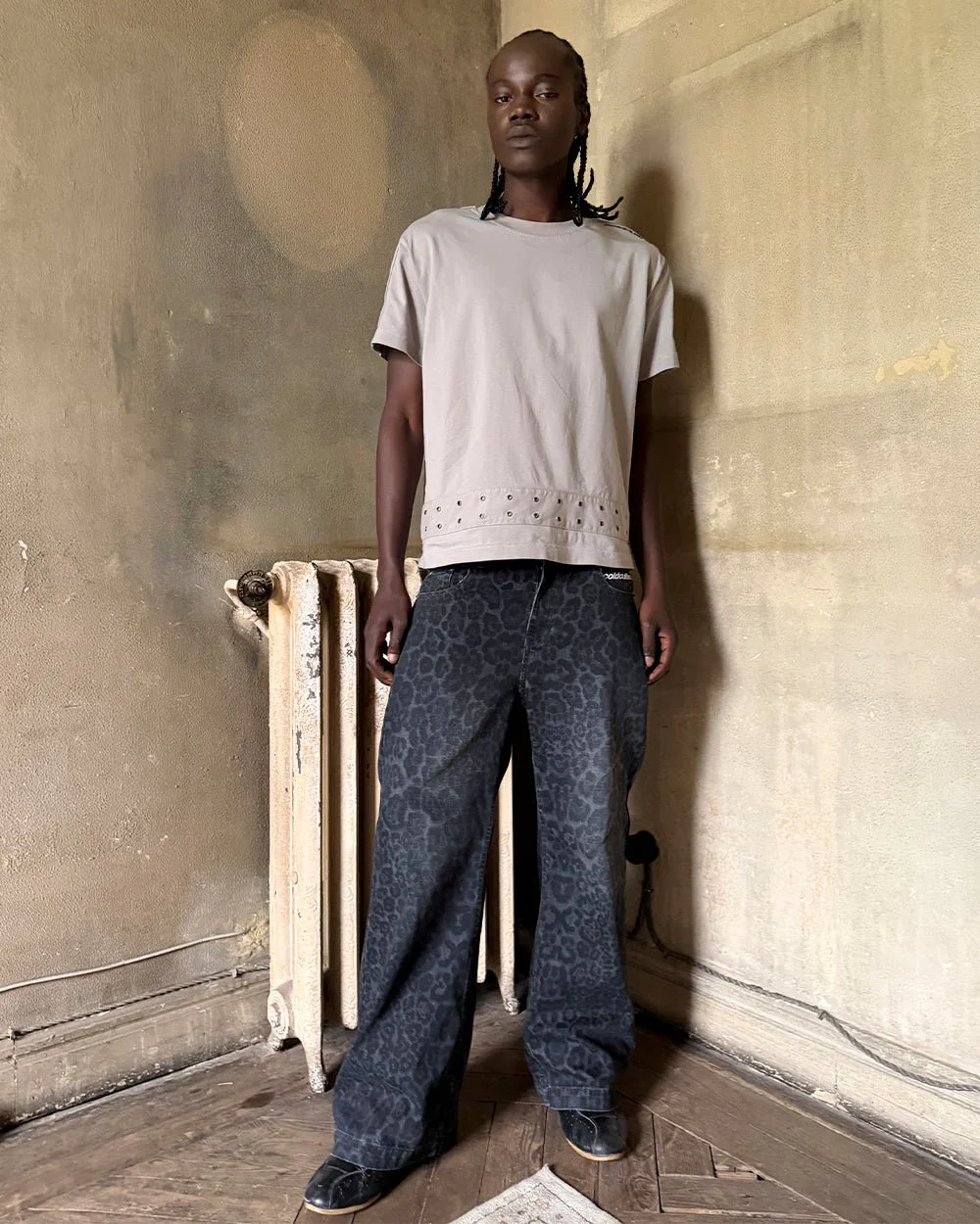 EYELET TEE LIGHT GREY - Image 7