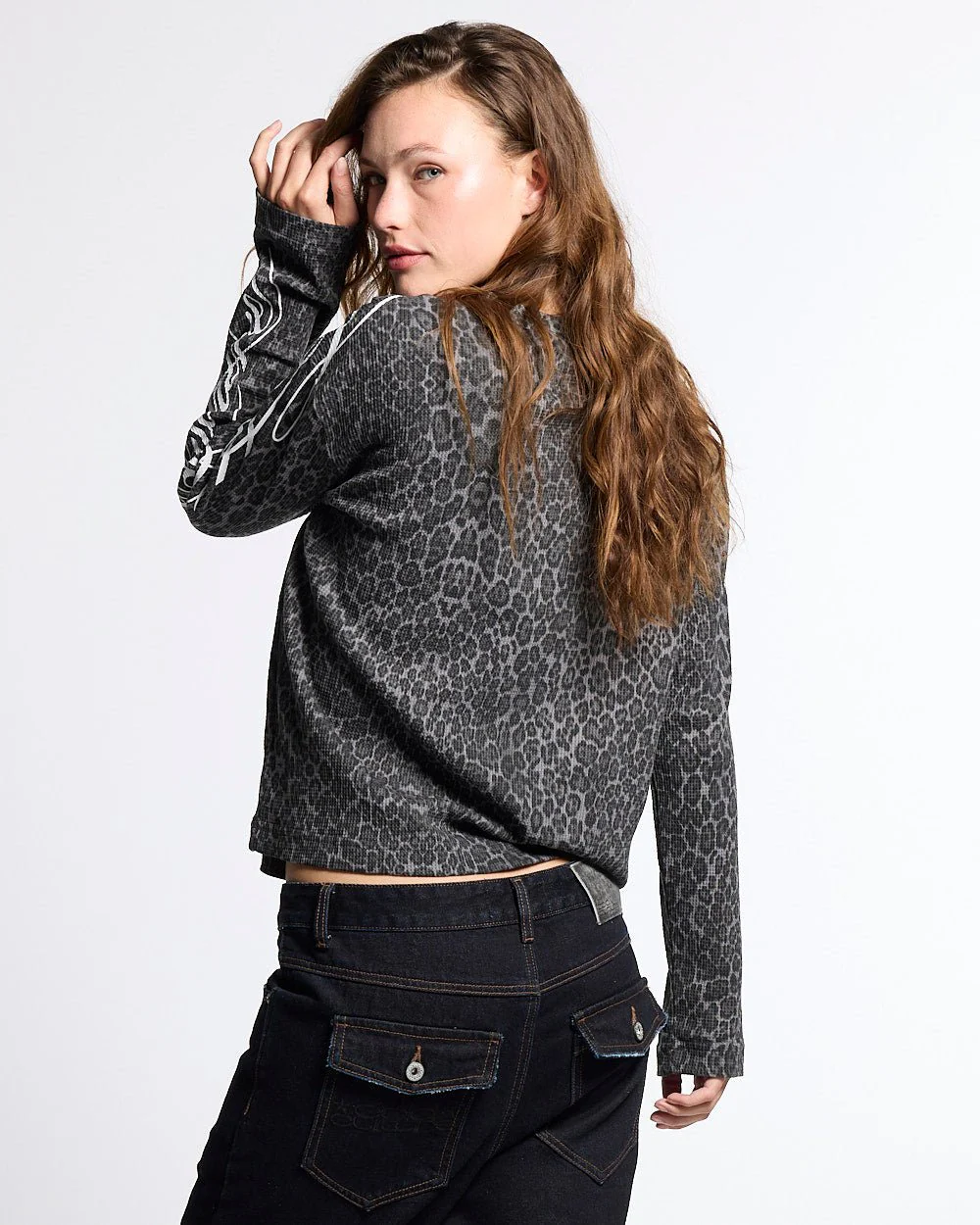 HIDDEN CHEETAH LONGSLEEVE DARK GREY - Image 6