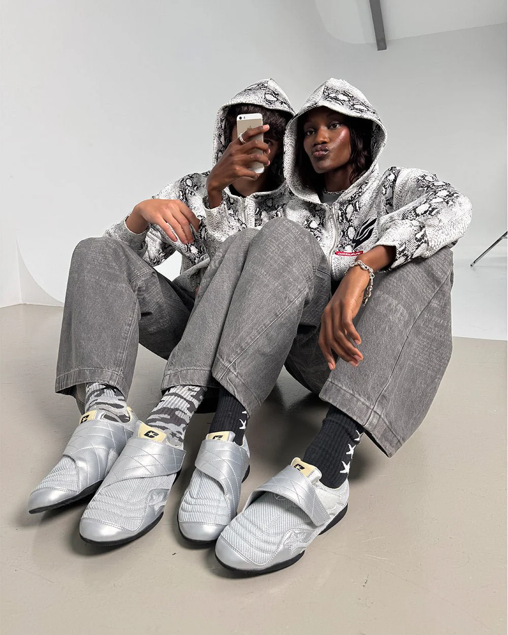 COLD HOOK SNEAKER SILVER - Image 8
