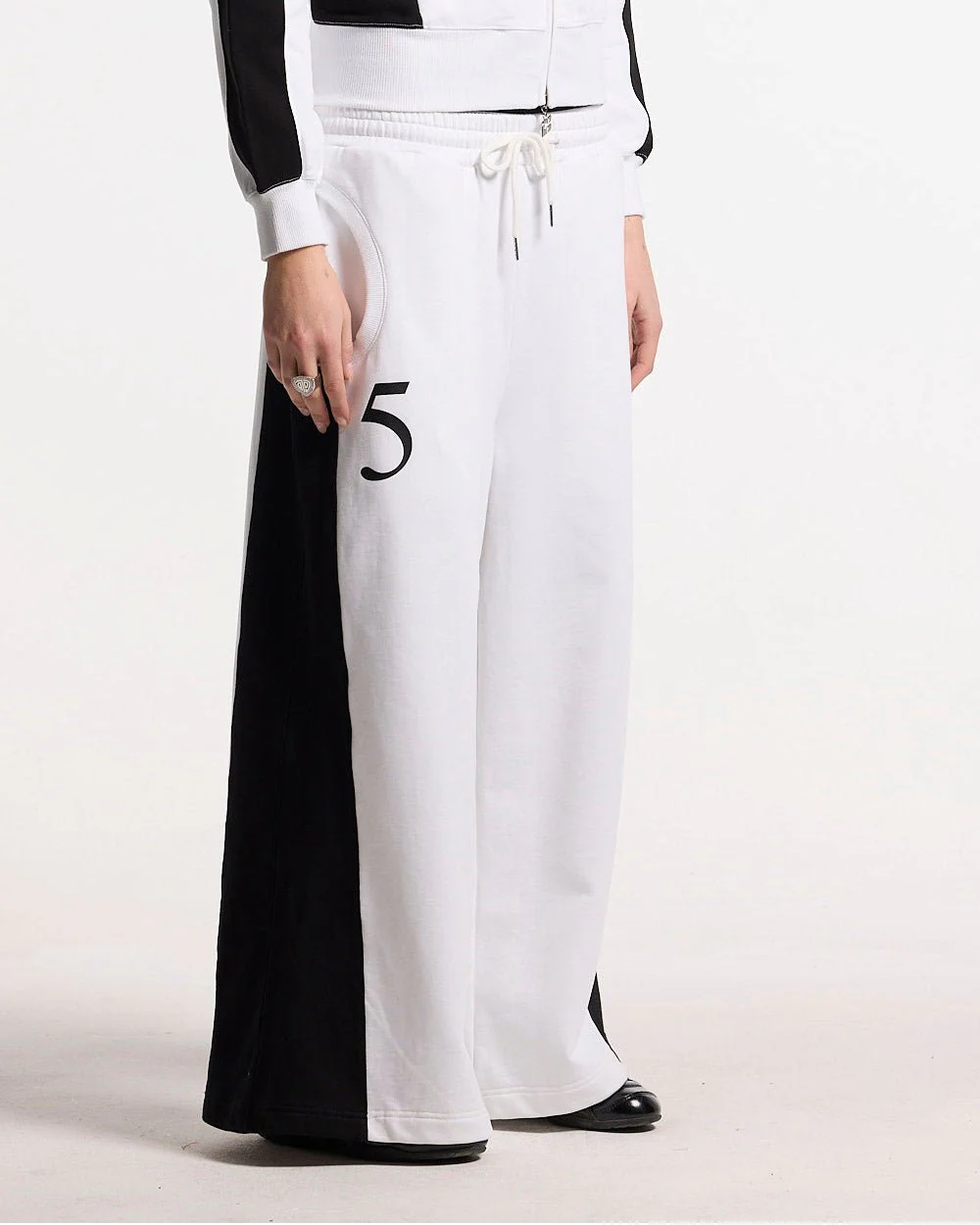 NIA SET SWEATPANTS WHITE & BLACK - Image 3