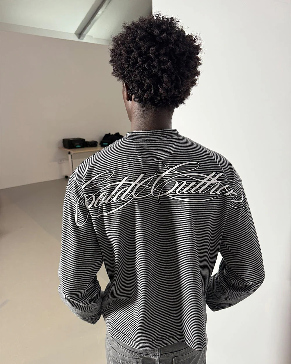 SCRIPT STRIPES LONGSLEEVE BLACK - Image 9