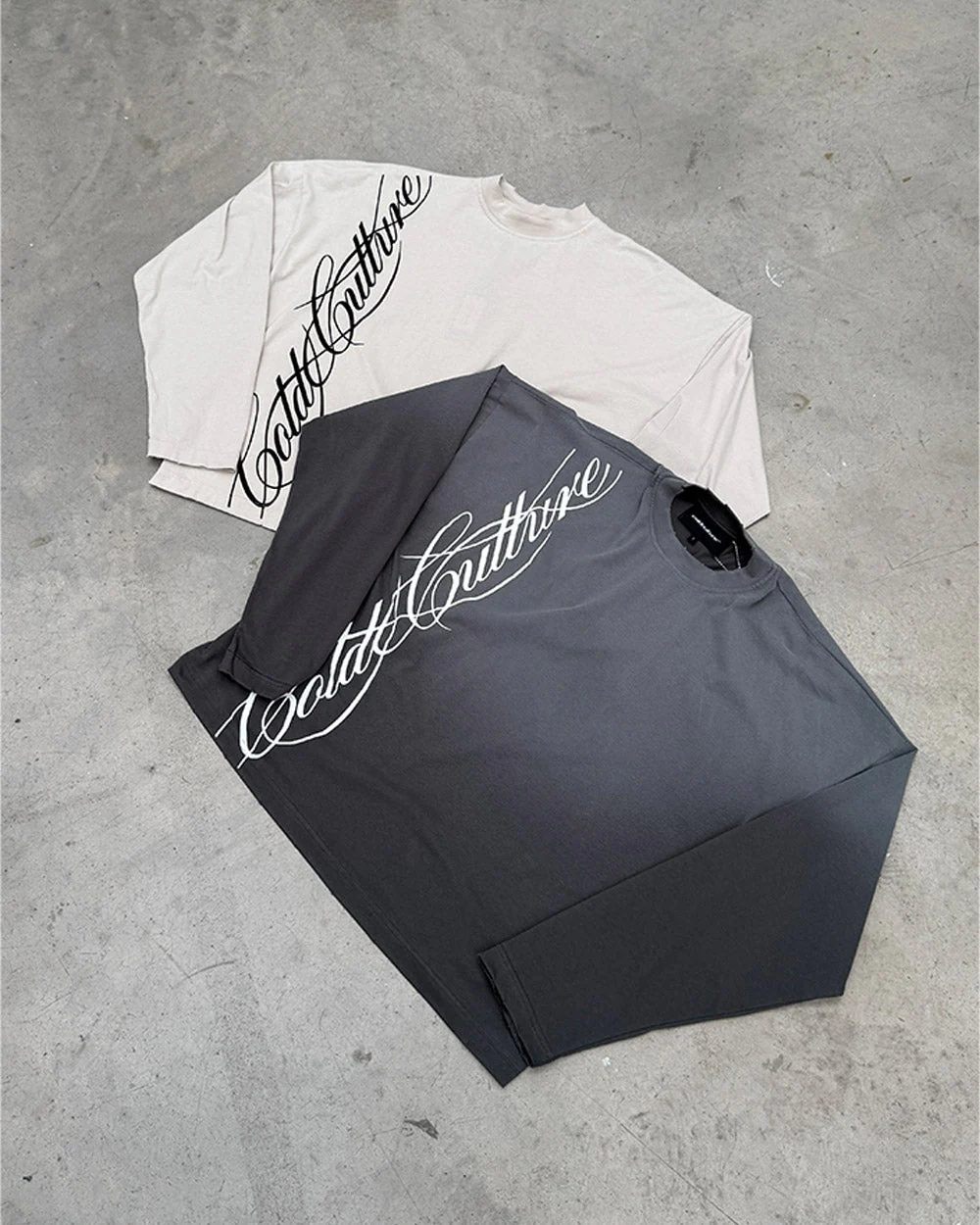 SCRIPT LONGSLEEVE TEE LIGHT GREY - Image 8